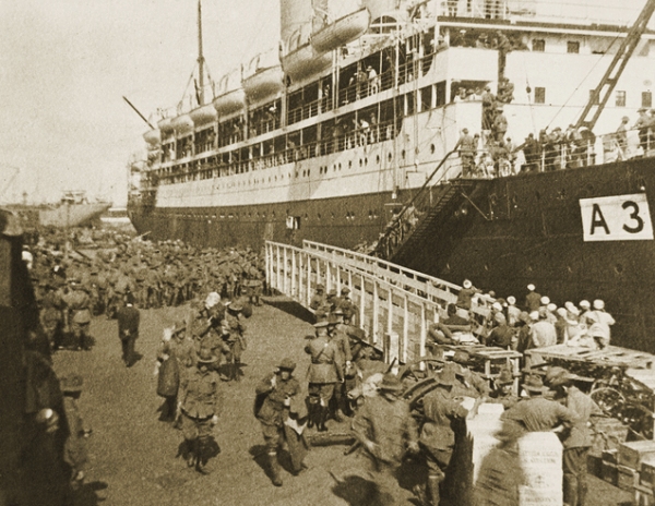 5th Battalion disembarking at Alexandria. Photograph courtesy of Australian War Memorial.