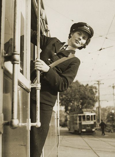 M&MTB conductress Miss Charl Round. Photograph State Library Victoria