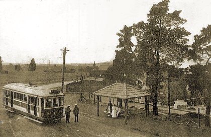 R class tramcar at Tyler Street East Preston terminus, circa 1920. Photograph City of Darebin