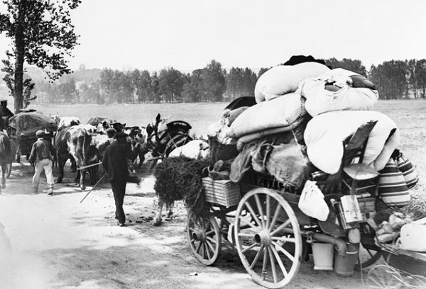 French refugees return home via the Reuil area, c1918. Photograph courtesy Australian War Memorial