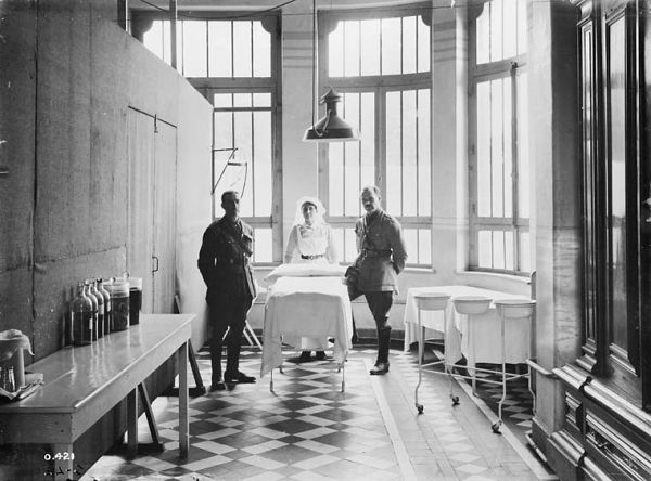 Operating room, No 1 Canadian Casualty Clearing Station, July 1916. Photograph courtesy Canada Department of National Defence/Library and Archives Canada